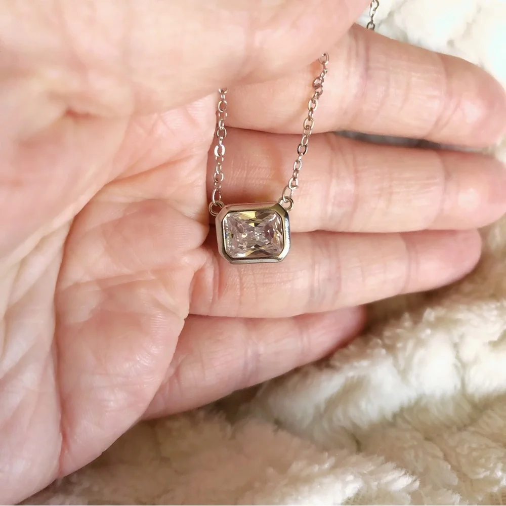 Elegant Silver Necklace with Clear Gemstone - Picture 4 of 9